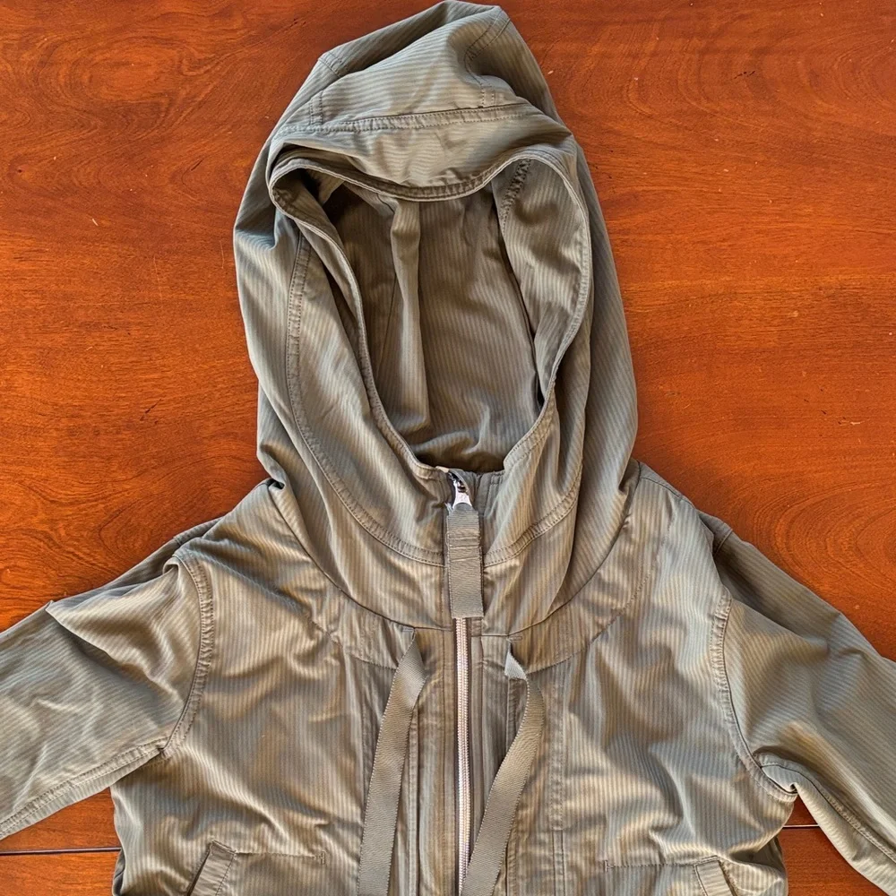 Lululemon Yogi Anorak Jacket Fatigue Green. Size 4